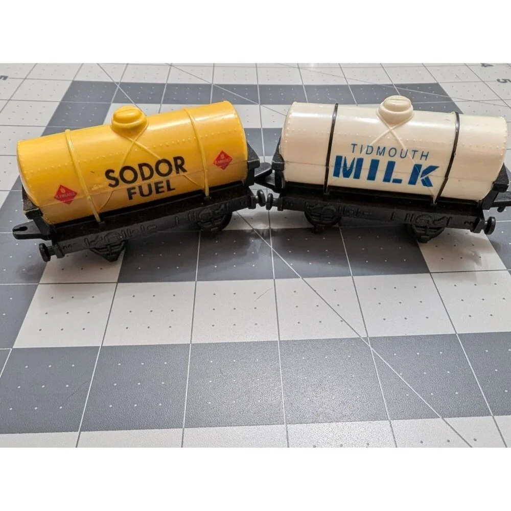 Thomas the Train‎ Engine Tidmouth Milk Sodor Fuel cars 1993 lot 2 yellow white